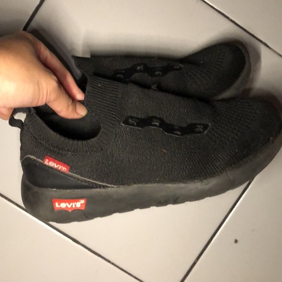 Size 1 boys tennis shoes needs shoe lace my son use to wear them without them. - Picture 2 of 4
